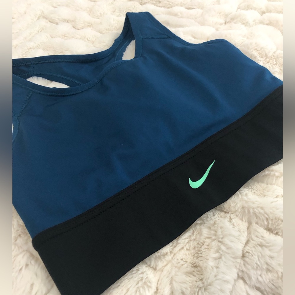 Gently worn Nike Medium bi-colored removable padding racer back sports bra - Picture 6 of 6